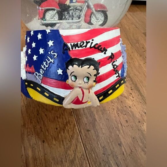 Betty Boop American Rider musical snow globe - Picture 3 of 5